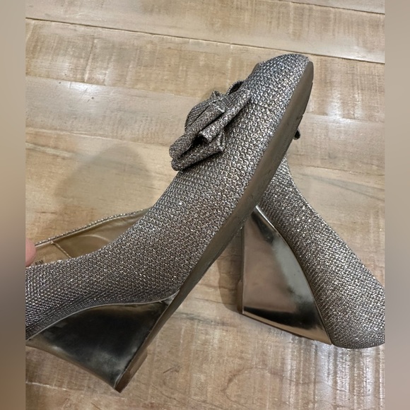 Bandolino metallic sparkles silver bow round toe wedge heels shoes - Picture 8 of 17